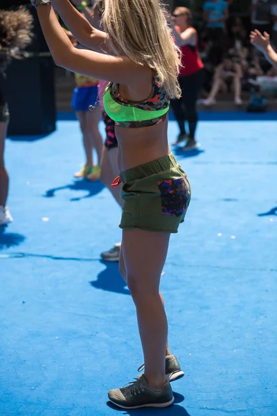 Latin dansları Fitness Egzersiz sınıf: Müzik ile eğleniyor kadınlar.