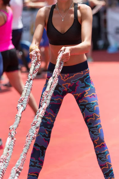 Menina Tendo Fitness Exercício Livre Com Corda Elástica — Fotografia de Stock