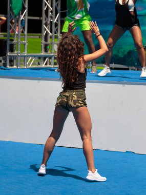 Latin dansları Fitness Egzersiz sınıf: Müzik ile eğleniyor kadınlar.