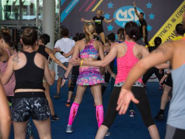 Latin dansları Fitness Egzersiz sınıf: Müzik ile eğleniyor kadınlar.