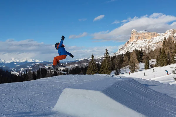 Skieur Action Saut Ski Dans Snowpark Montagne — Photo