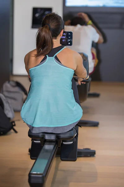Athletic Girl Exercising Rowing Machine Gym Fitness Equipment — Stock Photo, Image
