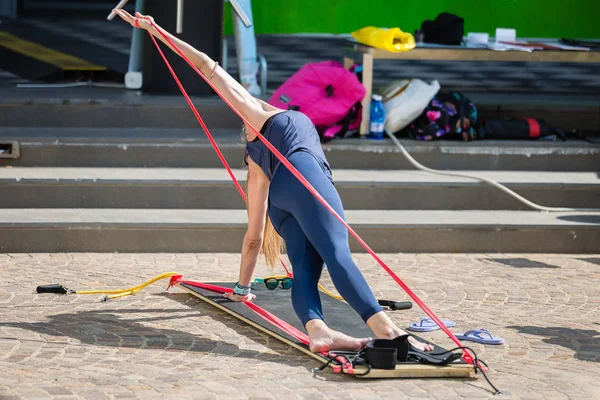 Girl Having Fitness Workout Outdoor Base Equipment Elastic Bands — Stock Photo, Image