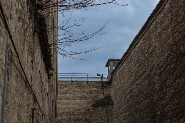 Bir eski hapishane ve gözetleme kulesi.