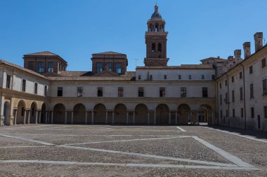 Mantua - Lombardy, İtalya - Piazza Castello mimari görünüm: iç Colonnade.