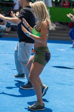 Latin dansları Fitness Egzersiz sınıf: Müzik ile eğleniyor kadınlar.