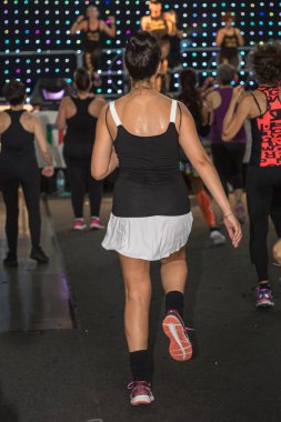 Latin dansları Fitness Egzersiz sınıf: Müzik ile eğleniyor kadınlar.