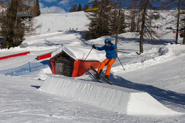 Esquiador Acción Salto Esquí Snowpark Montaña — Foto de Stock