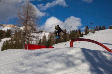 Kayakçı eylem: kayak dağ Snowpark atlama.