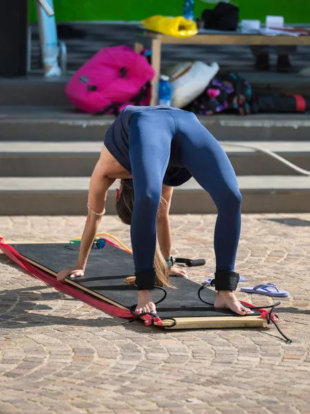 Menina Que Tem Fitness Workout Livre Com Equipamento Base Com — Fotografia de Stock