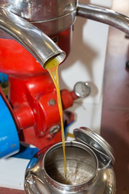 Çelik borudan akan petrol: Closeup görünümünü zeytinyağı fabrikası.