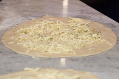 Peynir ve kekik ile doldurulmuş yarı bitmiş Pizza Hamur.
