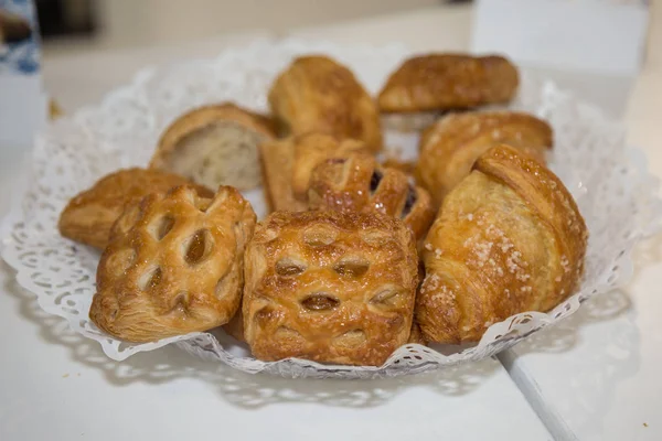 Beignets Brioches Pour Petit Déjeuner Empilés Sur Plateau Rond — Photo