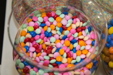 Renkli şeker saydam cam kap içinde.