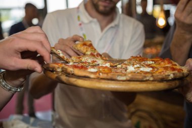 Ahşap Doğrama tahtası üzerinde dilim Pizza alarak.