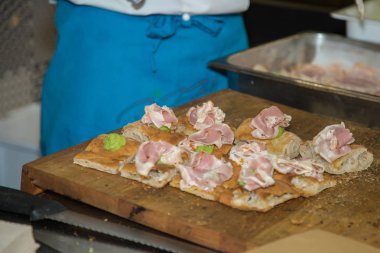 Meze: Focaccia pişmiş jambon ve çeşitli soslar ile doldurulmuş parçalarını.