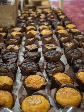 Çeşitli türleri, Muffins bir tablo doğrusal sırada hamur işleri.