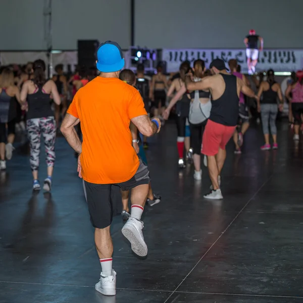 Edzés Edzőteremben Fiú Kalapot Gyakorlása Zene Fitness Osztály — Stock Fotó