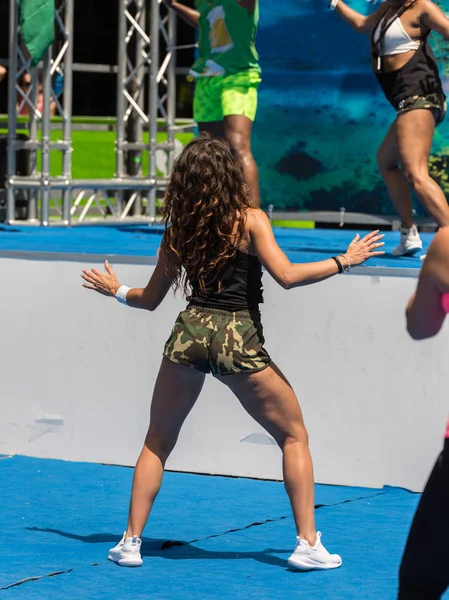 Latin dansları Fitness Egzersiz sınıf: Müzik ile eğleniyor kadınlar.