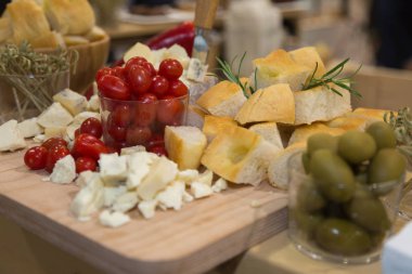 Taze kiraz domates, peynir, yeşil zeytin ve çeşitler parçaları.