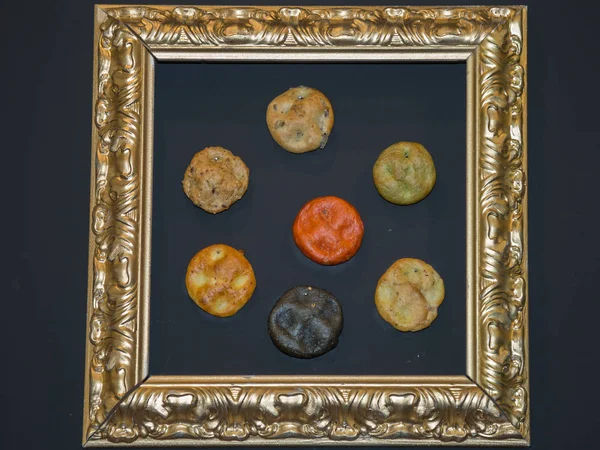 Επτά Μαλακά Χρωματιστά Επίπεδη Κέικ Ένα Πλαίσιο Ξύλινο Υπόβαθρο — Φωτογραφία Αρχείου
