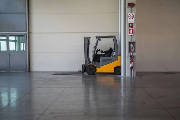 Carrello Elevatore Arancione Parcheggiato All Interno Centro Stoccaggio Vuoto — Foto Stock