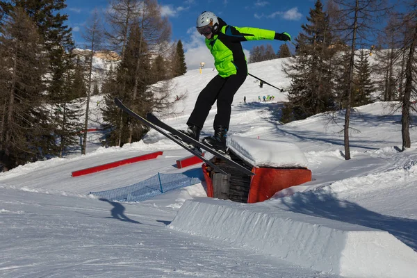 Sciatore Azione Salto Con Gli Sci Nello Snowpark Montagna — Foto Stock