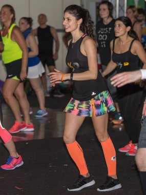 Latin dansları Fitness Egzersiz sınıf: Müzik ile eğleniyor kadınlar.