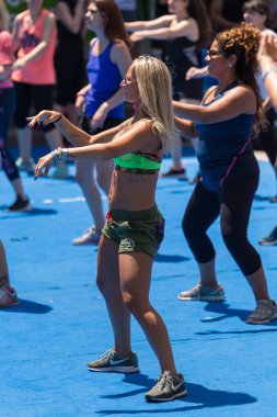 Latin dansları Fitness Egzersiz sınıf: Müzik ile eğleniyor kadınlar.