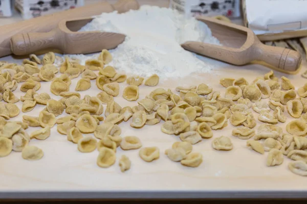 Nyers Olasz Tészták Lisztet Fából Készült Asztal Orecchiette — Stock Fotó