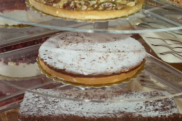 Varios Tipos Pasteles Rellenos Dentro Puesto Exhibición Pastelería — Foto de Stock