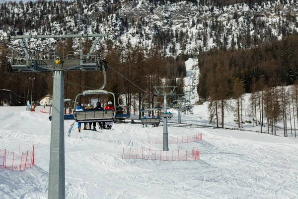 Remontées Mécaniques Modernes Avec Skieurs Dans Les Alpes Dolomites Italiennes — Photo