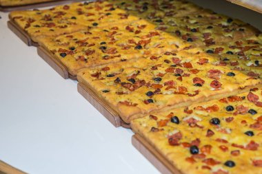 Ekmek ve salata FOCACCE çeşitleri bir fırın içinde çeşitli türleri grubu.