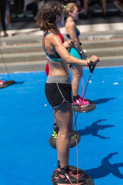 Fitness Egzersiz açık Bankası ekipman lastikleri ile ile olan kız.