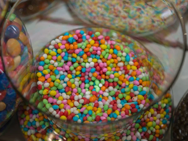 Cukierki Kolorowe Konfetti Wewnątrz Kontenera Przezroczystego Szkła — Zdjęcie stockowe