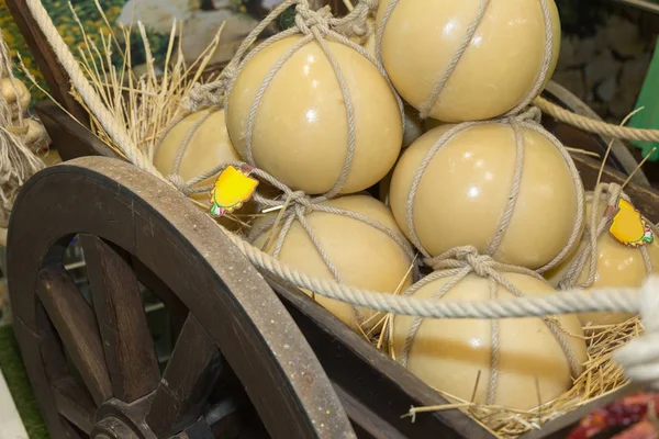 Italian Caciocavallo Juusto Sijoitettu Puinen Kärry Olki — kuvapankkivalokuva