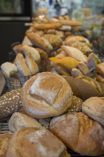 な種類のパン パンの中のパンのグループ — ストック写真