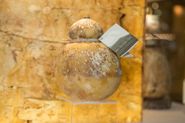 Queso Caciocavallo Italiano Exhibido Pedestal Transparente — Foto de Stock