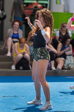 Rimini, İtalya - Haziran 2018: Latin dansları Fitness Egzersiz sınıf: kadın eğlenmek ile müzik.