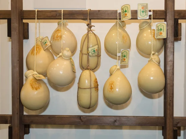 Italiaanse Kaas Caciocavallo Vormen Hung Uit Een Houten Balk — Stockfoto