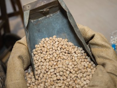 Grup içinde bir çuvala nohut.