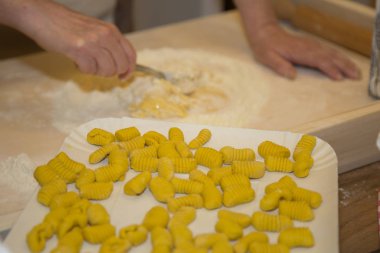 İtalyan makarna hazırlanması: Chef mutfak işyerinde.