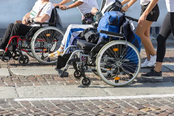 Behinderte Sportlerin Sportrollstuhl Beim Marathon Von Läuferinnen Unterstützt — Stockfoto
