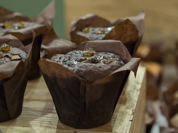 Twee Chocolade Muffins Bedekt Met Bruin Papier — Stockfoto