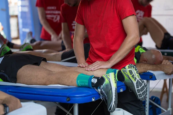 Atleta Sdraiato Letto Mentre Gambe Massaggiate Dopo Allenamento Sport Fisici — Foto Stock