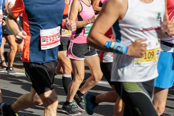 夏季城市马拉松比赛活动中的跑步者 — 图库照片