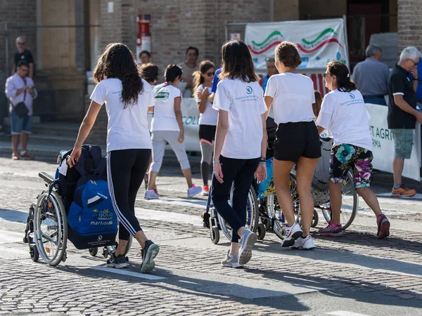 Disabled Athlete Sport Wheelchair Marathon Helped Female Runners — Stock Photo, Image