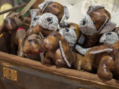 Antika antika oyuncak: Kahverengi deri köpekler bir bavul içinde.