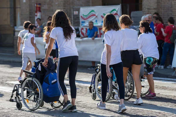 Disabled Athlete Sport Wheelchair Marathon Helped Female Runners — Stock Photo, Image