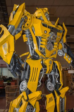 Otomobil parçaları ile inşa büyük sarı Robot.